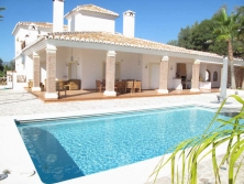 Just bellow the village in Mijas you will find this contemporary roman themed villa