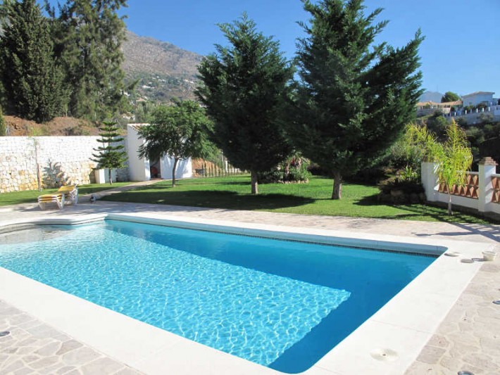 Just bellow the village in Mijas you will find this contemporary roman themed villa